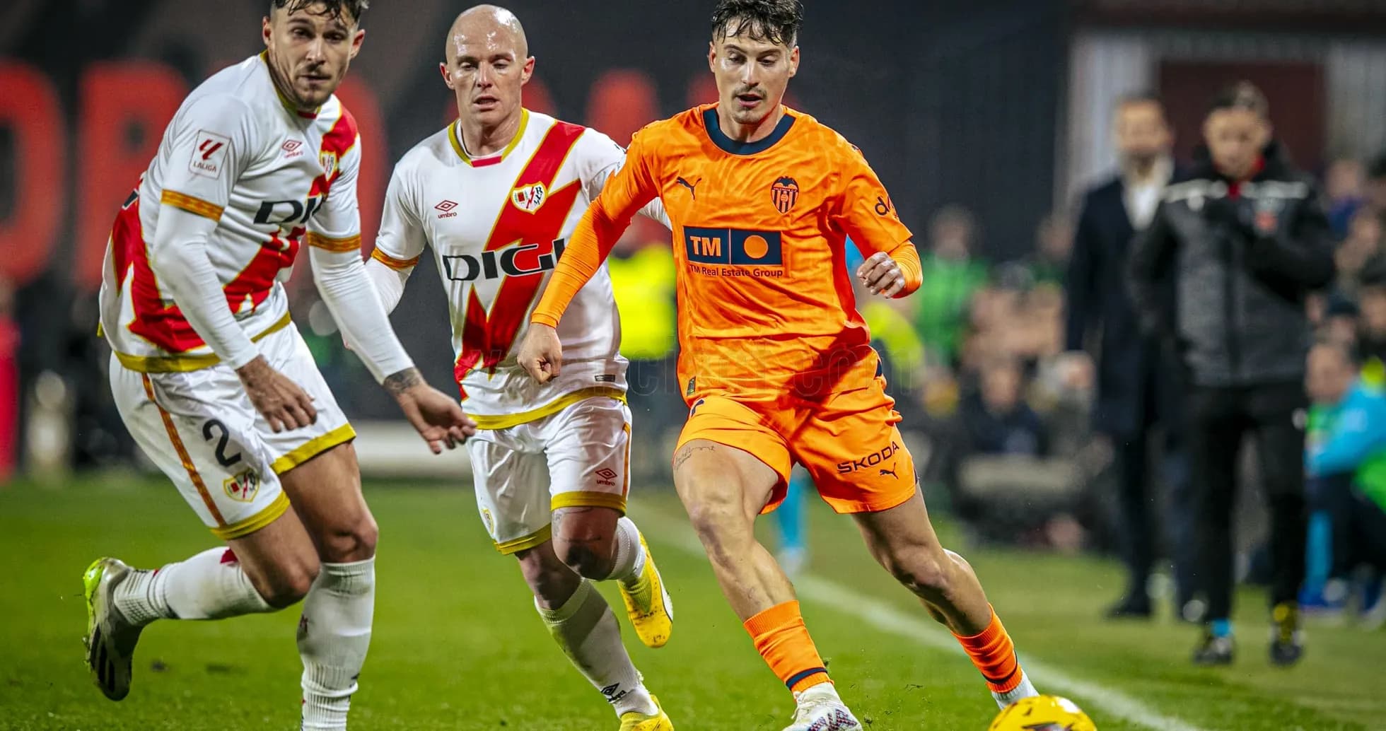 Valencia player dribbling against Rayo Vallecano