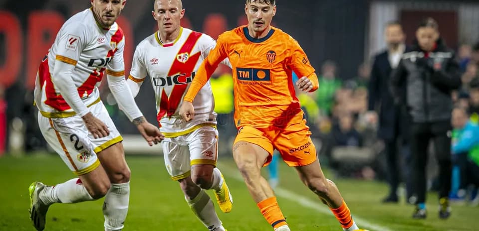 Valencia player dribbling against Rayo Vallecano
