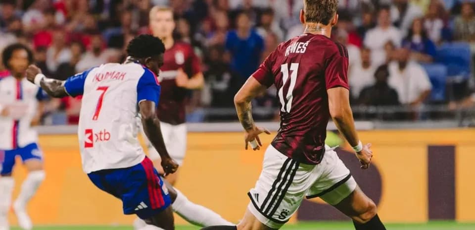 Lyon player challenging Sparta Praha opponent
