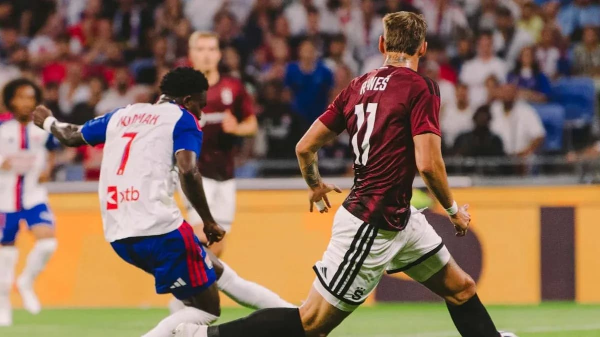 Lyon player challenging Sparta Praha opponent