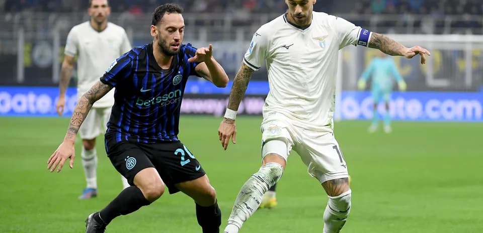 Lazio player dribbling past Inter defender