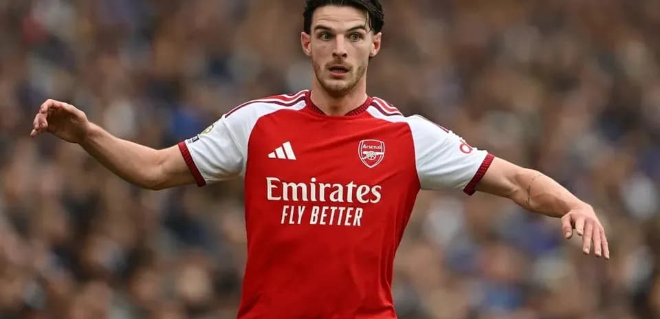 Player in Arsenal kit running on the pitch
