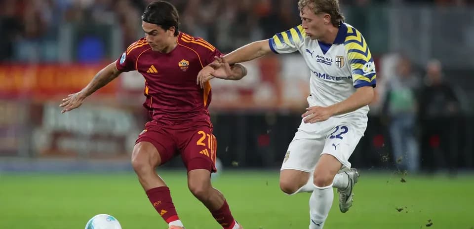 Player from AS Roma dribbling against Parma defender
