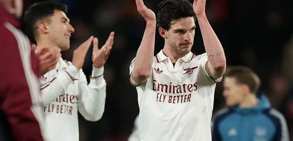 Arsenal players applauding fans after match