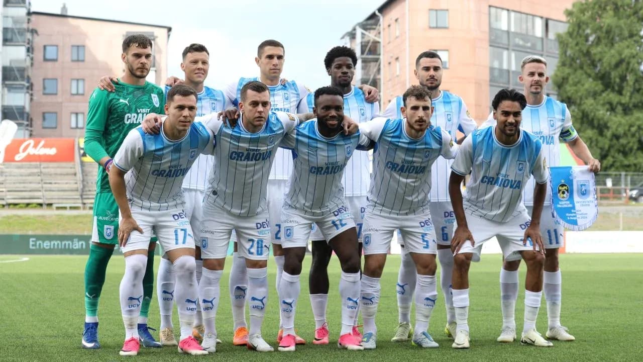 Universitatea Craiova team photo before the match