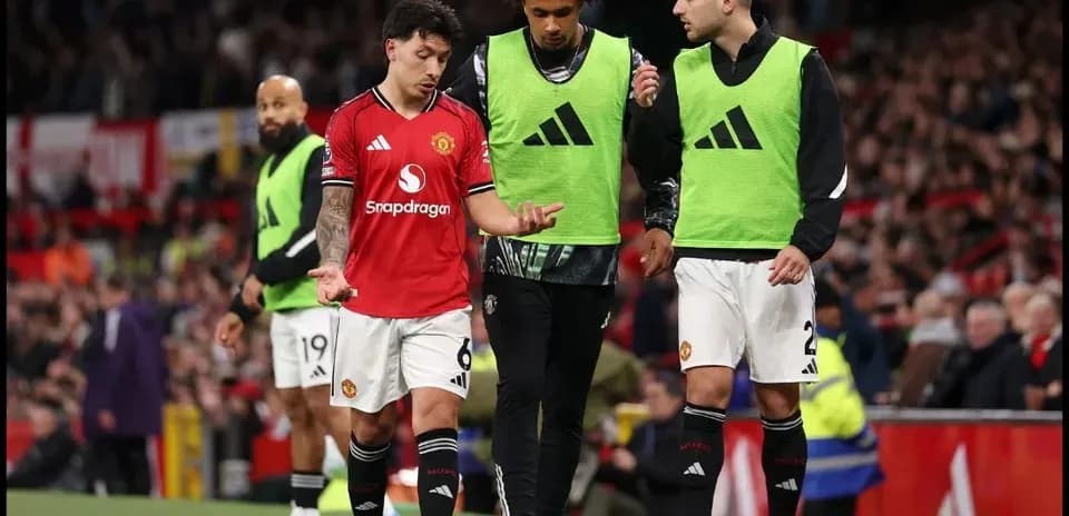 Manchester United players discussing on the sideline