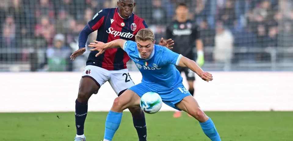 Napoli player competing for the ball against Bologna