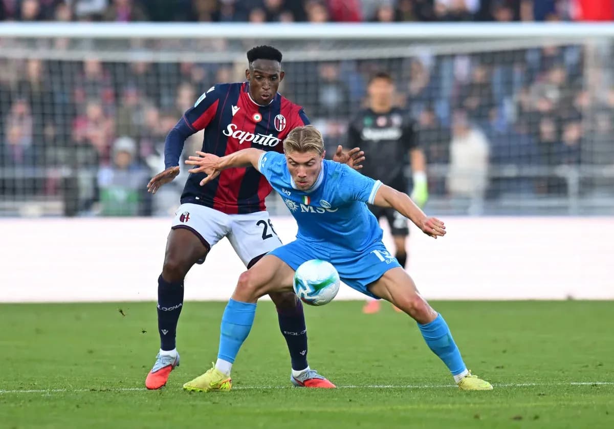 Napoli player competing for the ball against Bologna