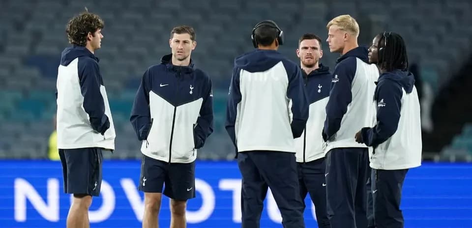 Tottenham players discussing on the pitch before match