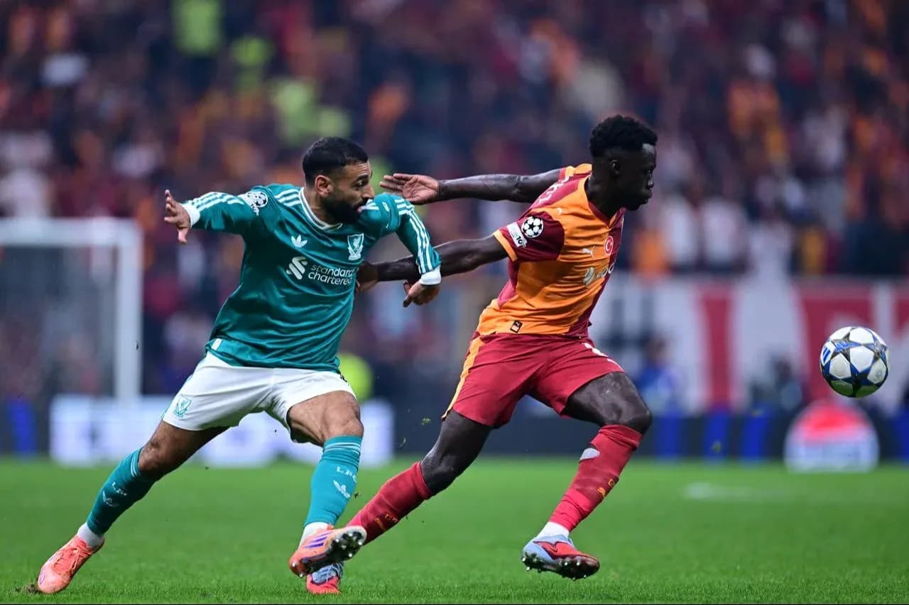 Liverpool player tackling Galatasaray opponent