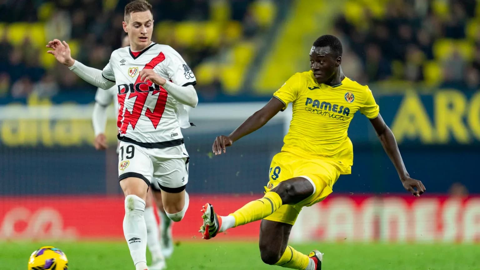Rayo Vallecano player challenges Villarreal player