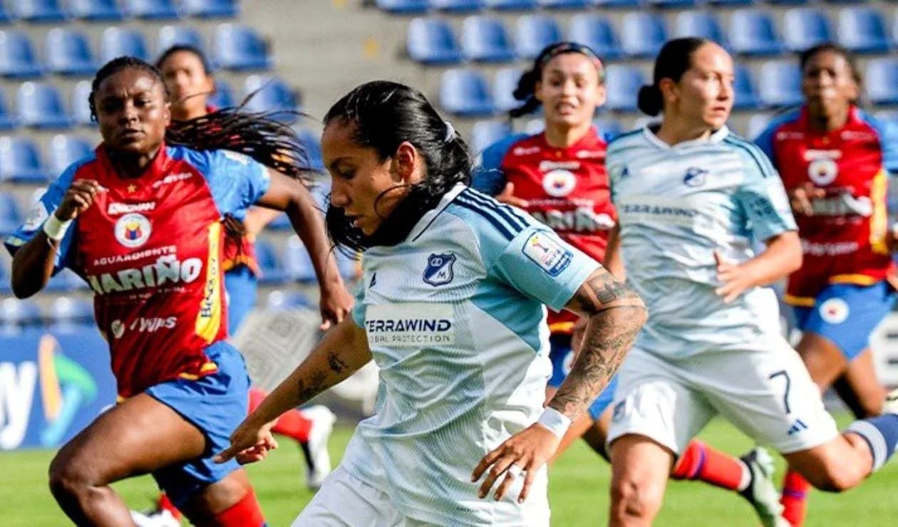 Deportivo Pasto W player chasing the ball