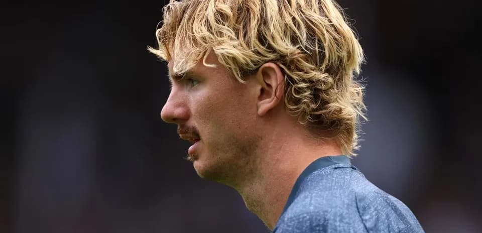Player with blonde curly hair during match warm-up