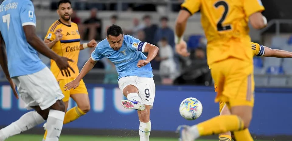 Lazio player taking a shot on goal