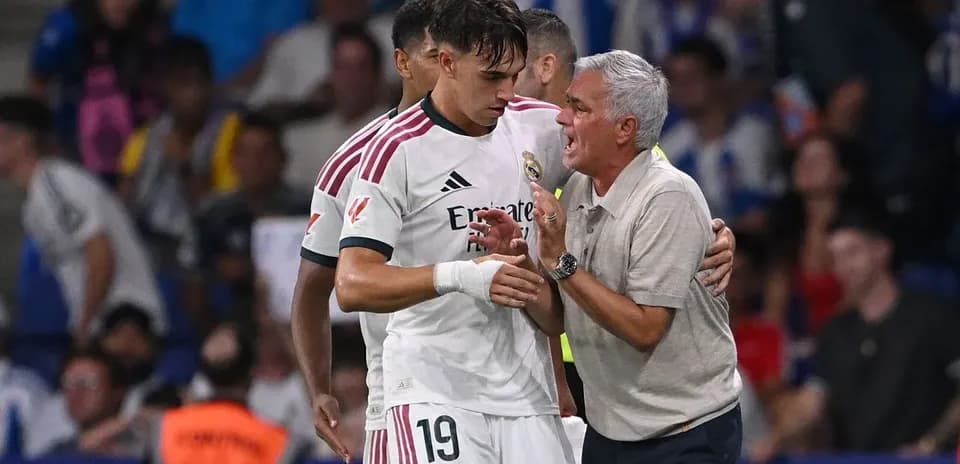 Coach speaking to player on the sidelines during match