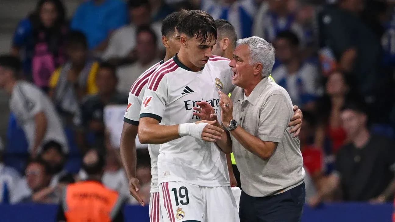 Coach speaking to player on the sidelines during match
