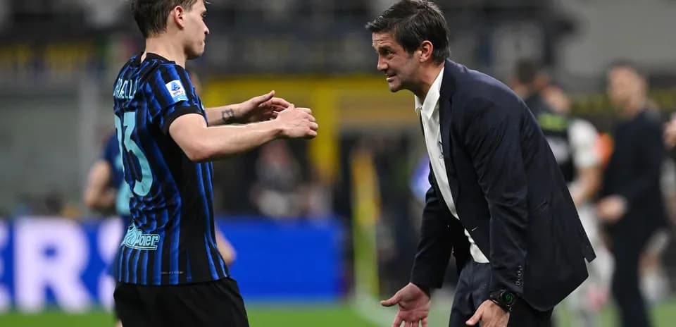 Inter player discussing strategy with coach