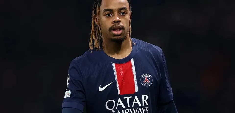 Player in PSG jersey during match