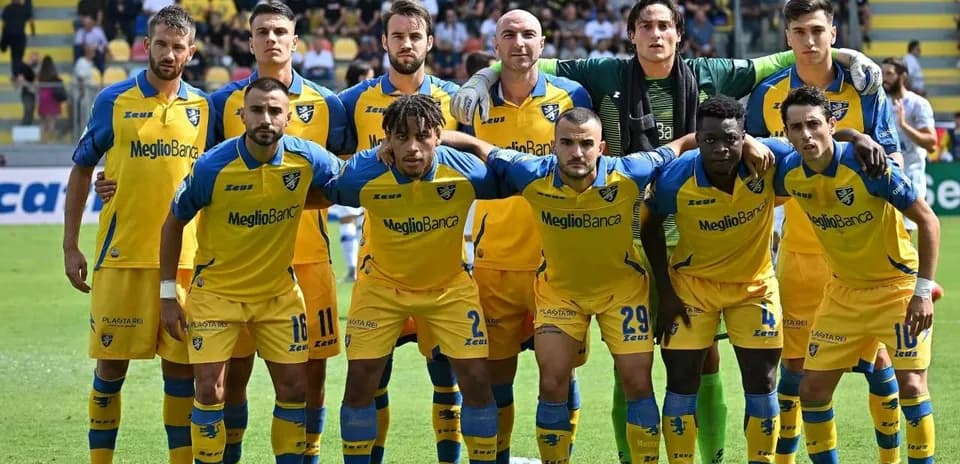 Frosinone team posing for a group photo