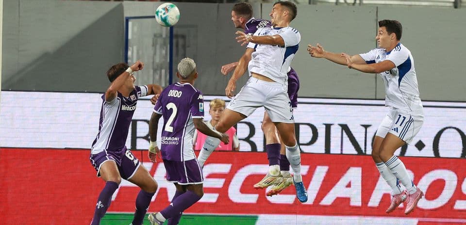 Fiorentina player celebrates a goal against Como.