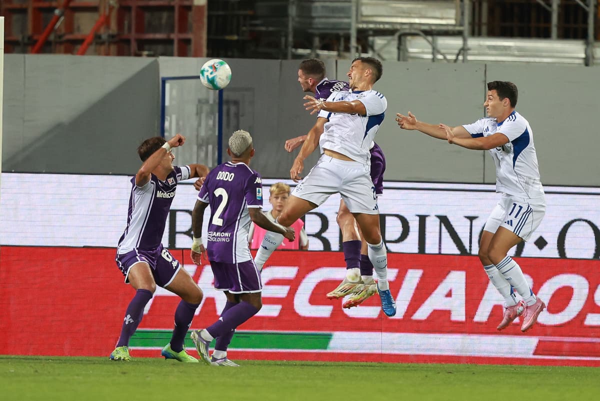Fiorentina player celebrates a goal against Como.
