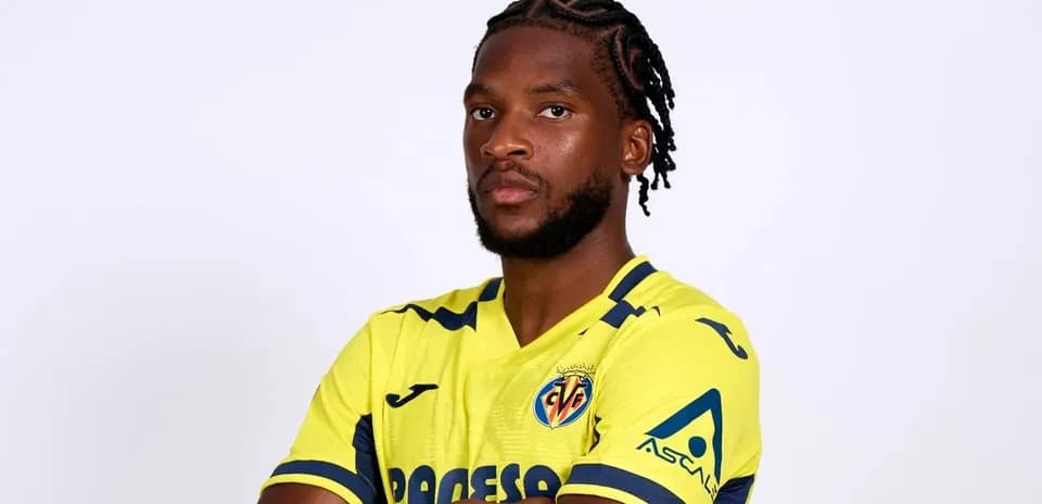 Player posing in Villarreal home kit