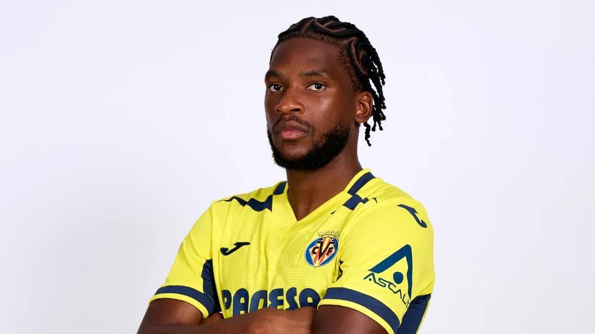 Player posing in Villarreal home kit