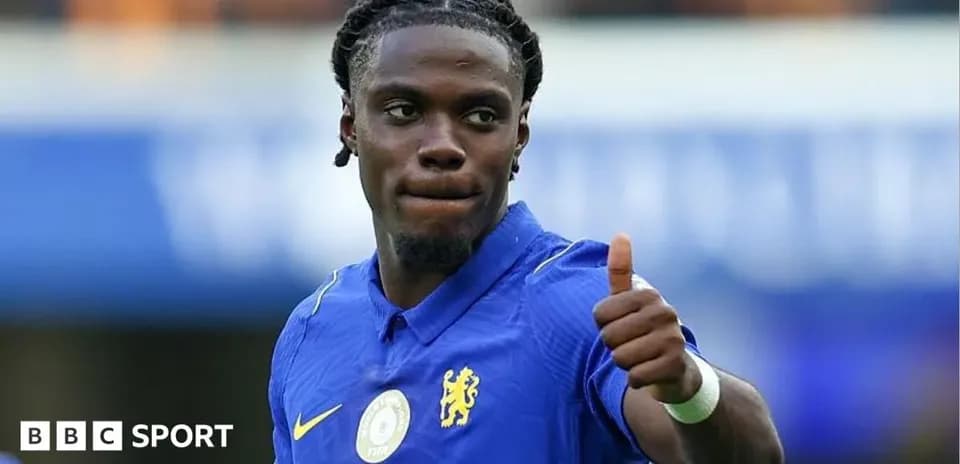 Player giving a thumbs up on the pitch