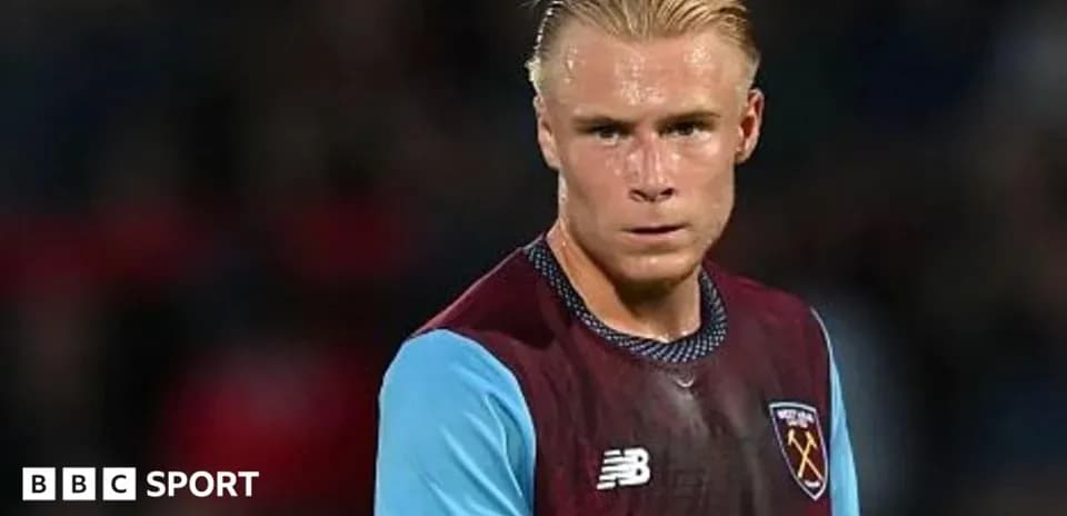 Player wearing West Ham kit during match