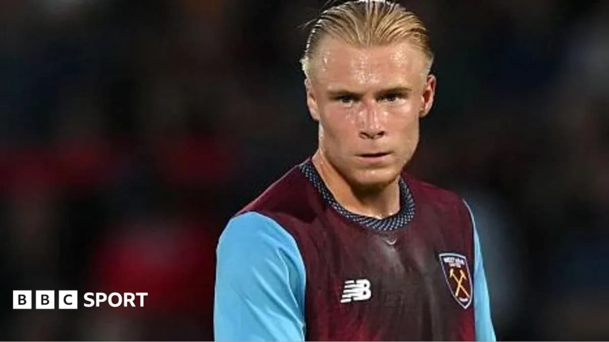 Player wearing West Ham kit during match