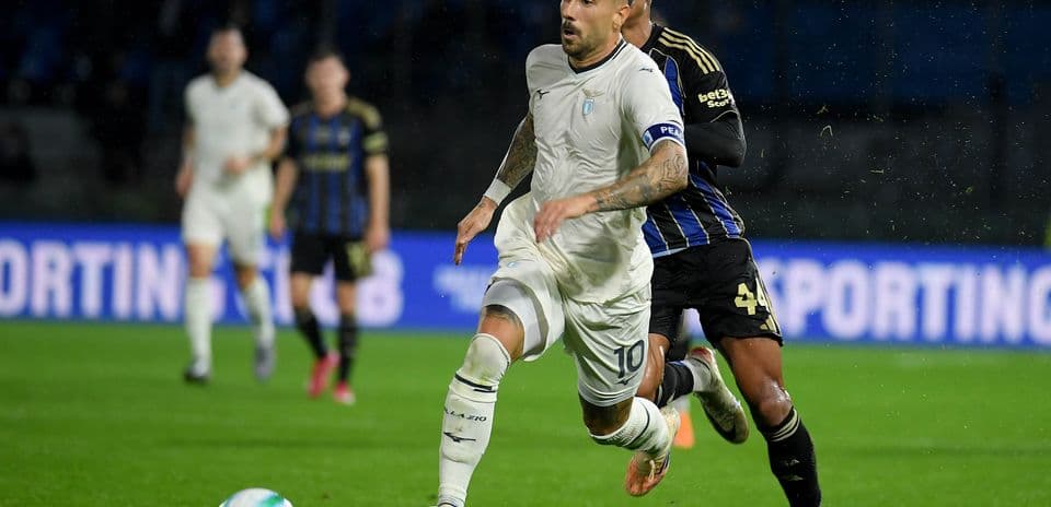Lazio player evading Pisa defender during match