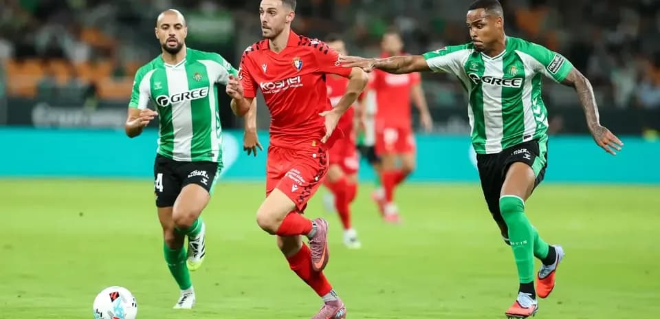Osasuna player dribbling past Real Betis defenders