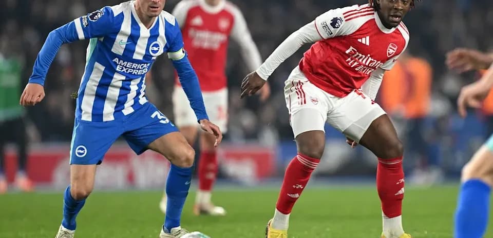 Brighton and Arsenal players contesting possession of the ball