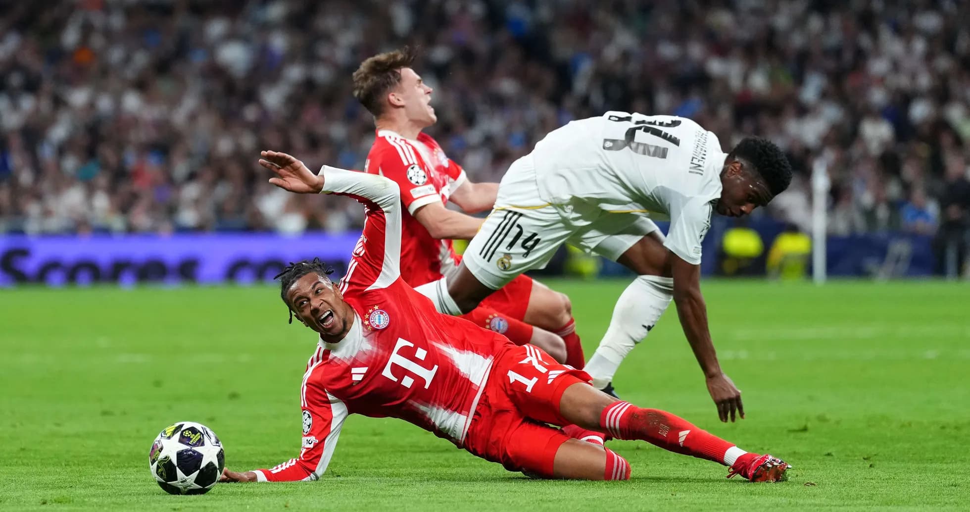 Bayern München player falls during Champions League match