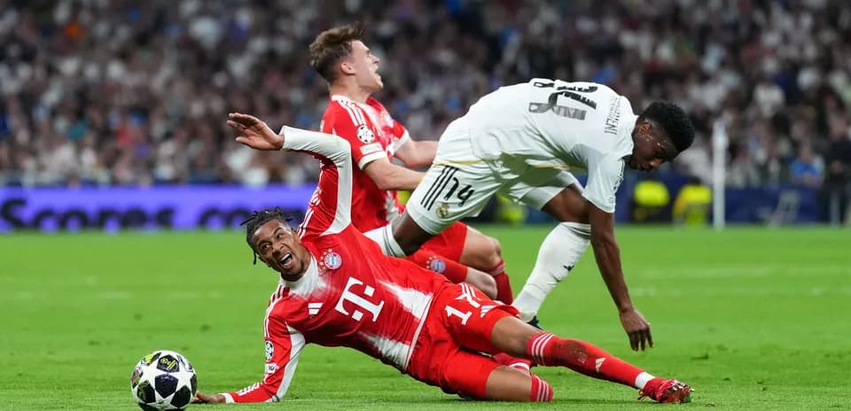 Bayern München player falls during Champions League match