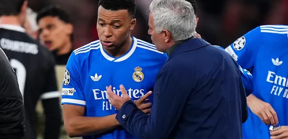 Mbappé and Mourinho discussing during match