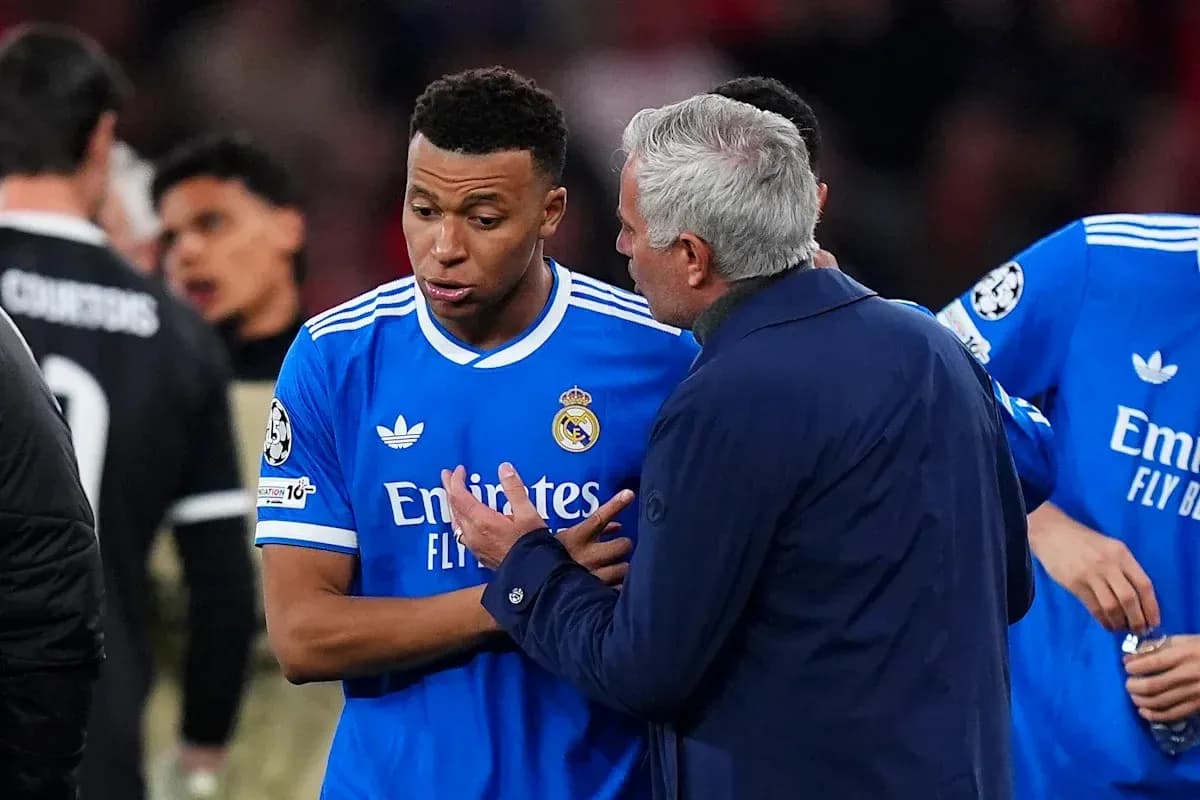 Mbappé and Mourinho discussing during match