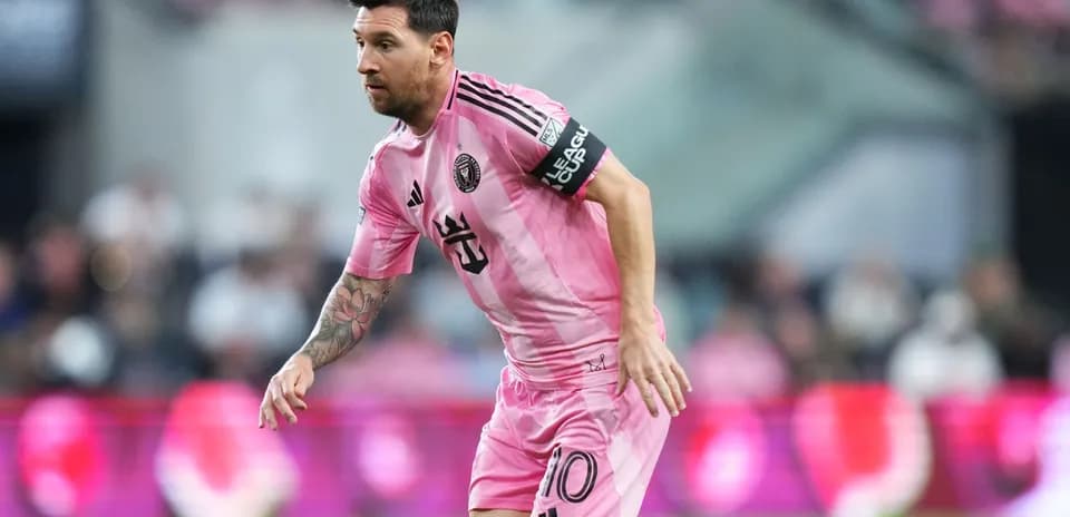 Lionel Messi running in pink Inter Miami jersey