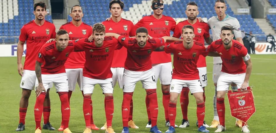 Benfica team posing before Europa League match