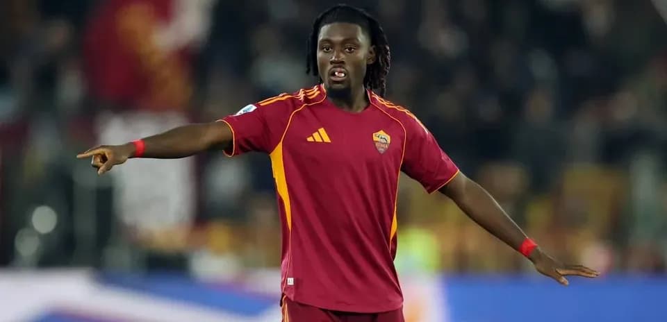 Player in AS Roma jersey directing teammates on field