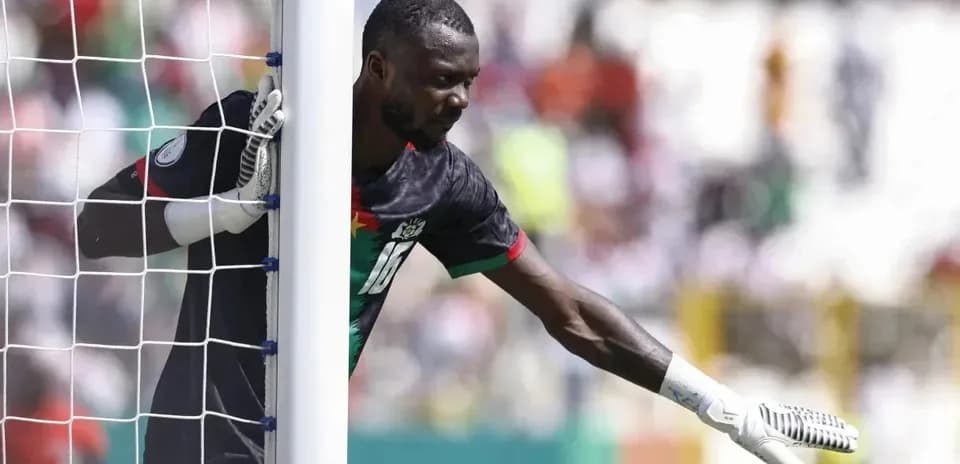 Goalkeeper signaling from behind the goal post