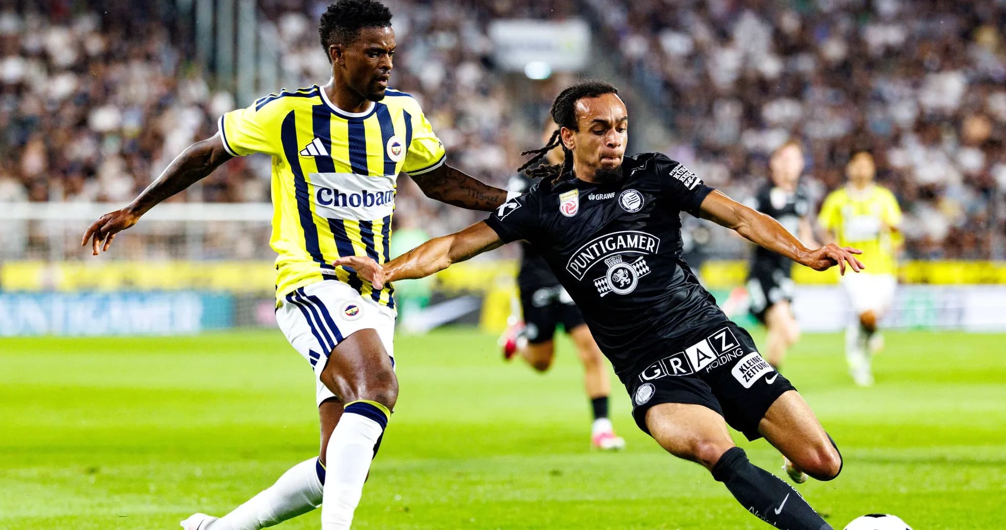 Players competing during Sturm Graz vs Fenerbahçe match