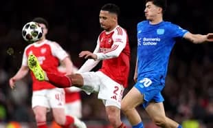 Arsenal player kicking the ball against Leverkusen