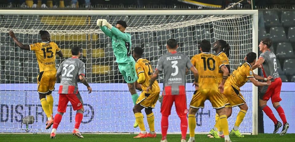 Goalkeeper saving a shot during Udinese match