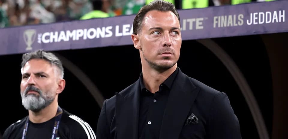Coaches standing before AFC Champions League final
