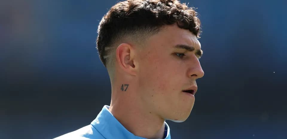 Player with tattoo on neck during warm-up