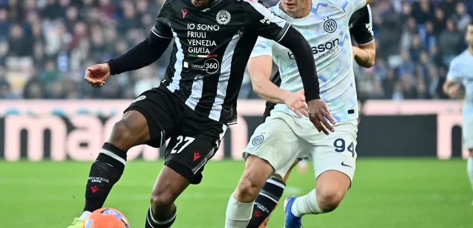 Player from Udinese dribbling past Inter defender