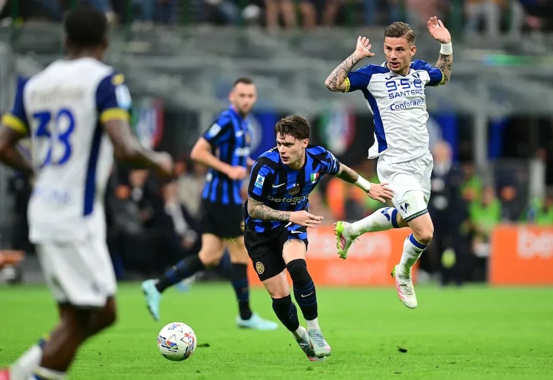 Inter player dribbling against Hellas Verona