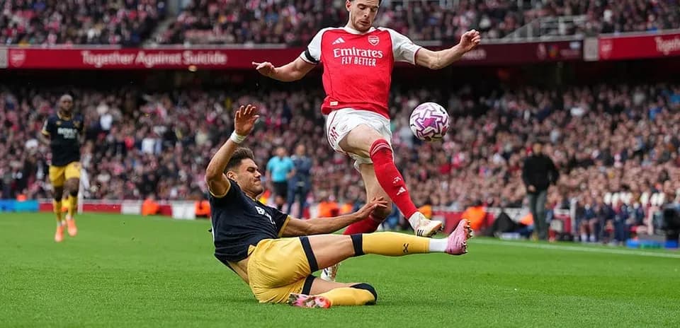Arsenal player challenges West Ham opponent during match