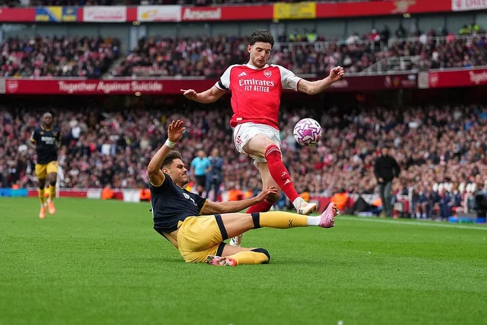 Arsenal player challenges West Ham opponent during match